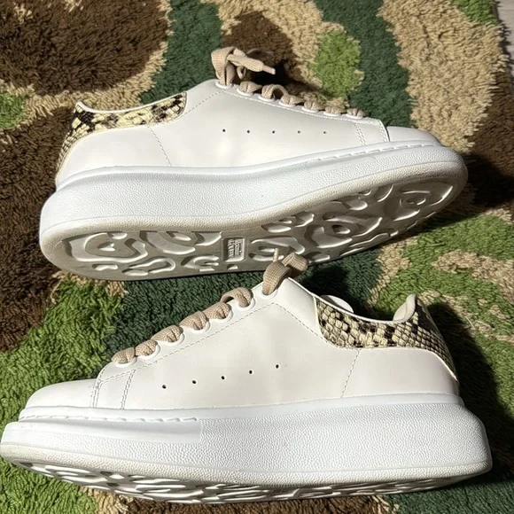 Alexander McQueen White and Tan Sneakers with Minimalist Design - Picture 3 of 5